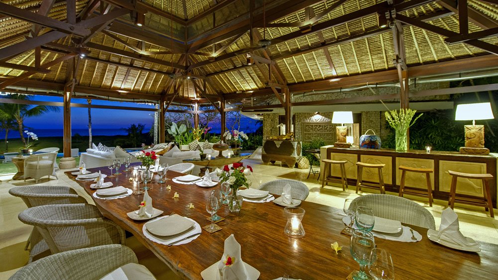 Villa Sungai Tinggi - Dining room at night